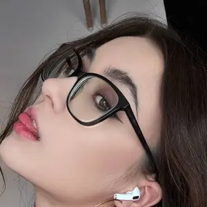 Мария из Парижа, мне 19, познакомлюсь для открытые отношения